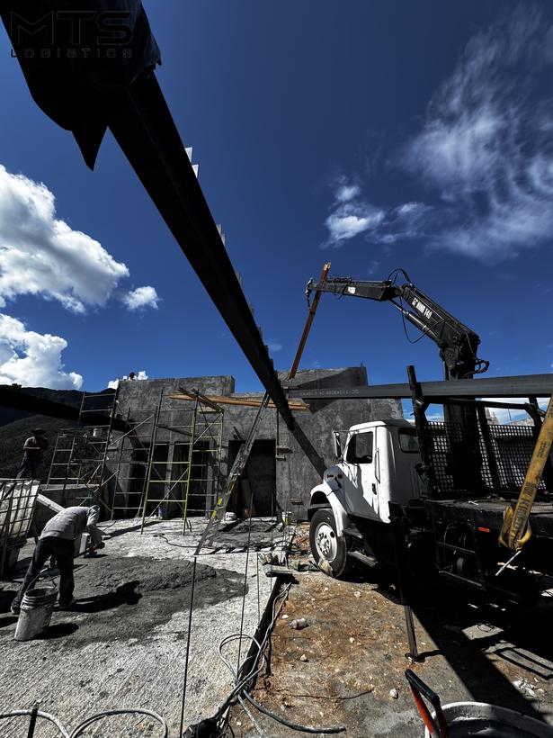 Colocación de estructura de acero en obra de construcción