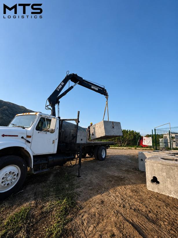 Maniobra con grúa Hiab izando estructura de concreto