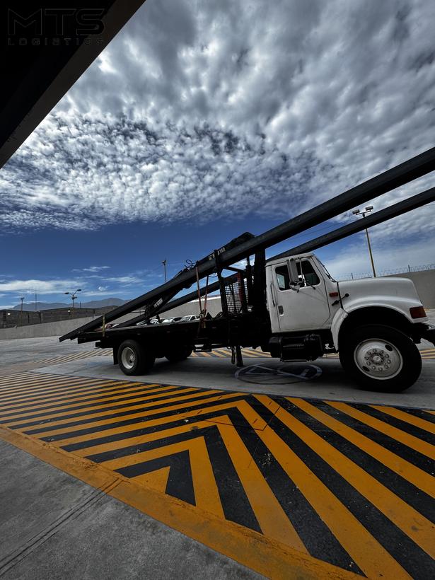 Transporte de vigas de acero estructural en carretera