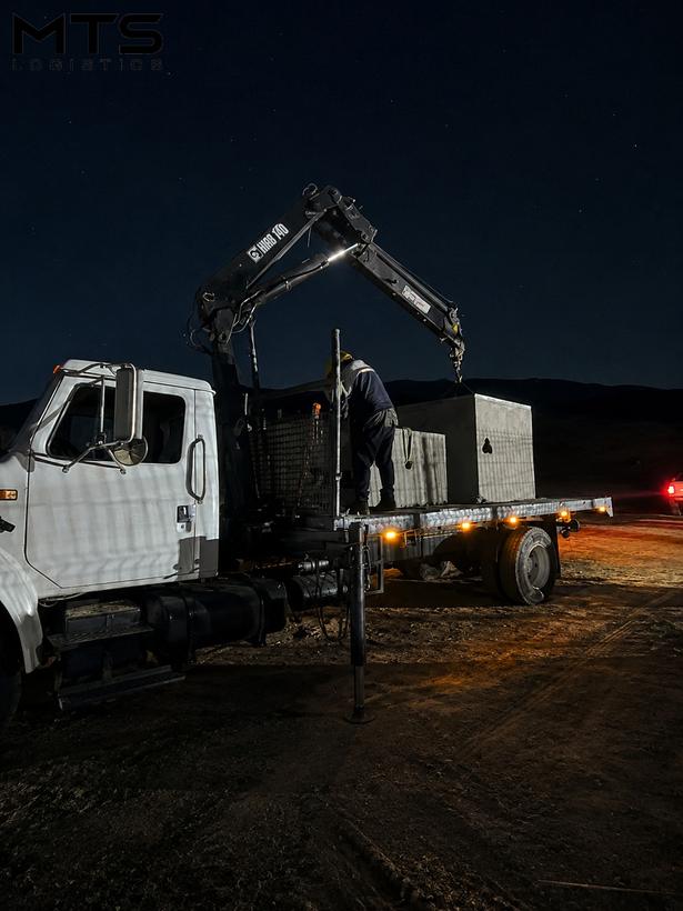 Maniobra nocturna de carga con grúa Hiab