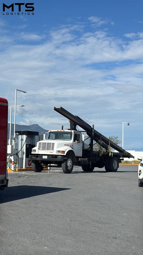 Camión de MTS Logistics abasteciendo combustible en ruta
